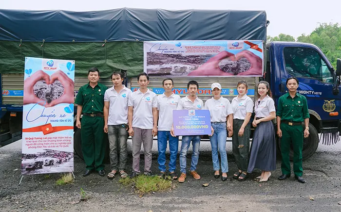 Biểu tượng tai nghe và đồng hồ 24/7, thể hiện dịch vụ hỗ trợ khách hàng chuyên nghiệp của zt9398.net